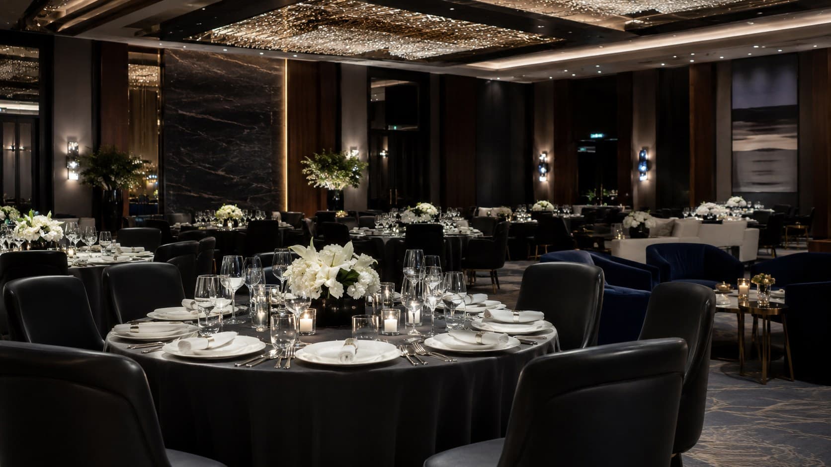 Montaje de salón elegante de Leylou con mesa servida